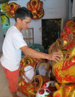 Độc đáo nghề làm đầu lân xứ Huế