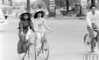 Loạt ảnh về thiếu nữ áo dài Huế xưa đi xe đạp