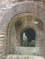 Hai cửa vòm ở Đông Thành Thủy Quan là cửa đặt đại pháo