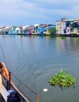 Đi thuyền trên sông ngắm phố cổ Bao Vinh đầy màu sắc