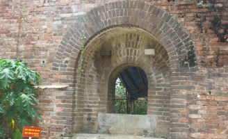 Hai cửa vòm ở Đông Thành Thủy Quan là cửa đặt đại pháo